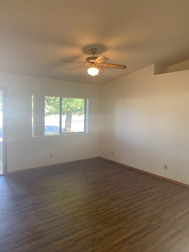 Building Photo - Unfurnished Full Time