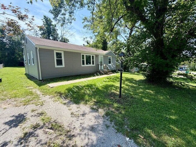 Foto del edificio - Cute 3 Bed 1 Bath in Raytown-Available NOW!!