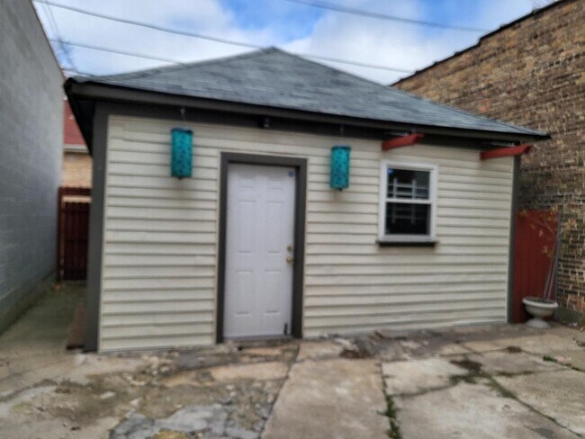Building Photo - 5034 S Archer Ave