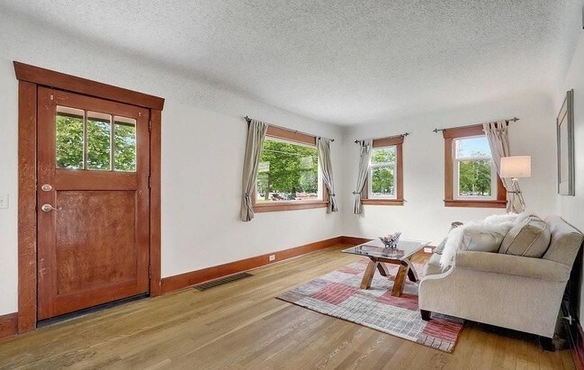 Foto del edificio - 422 Burnett Ave N