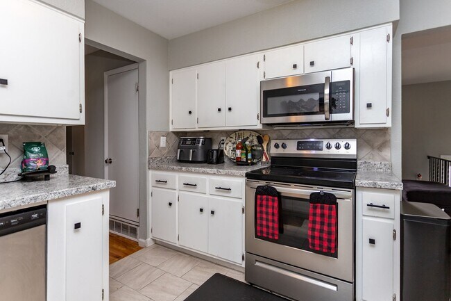 Building Photo - Peaceful Bi-Level Home in a Quiet Cul-de-Sac