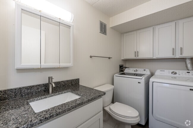 2HAB, 1,5BA - 983SF - Castlewood Apartments