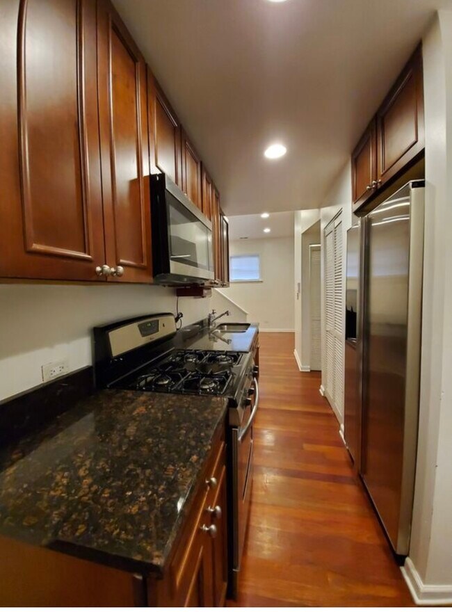 Foto del edificio - 1360 W Greenleaf Ave