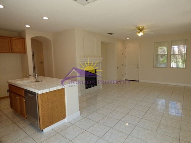 Building Photo - 3 Bed 2 Bath 1,160 sqft West Sacramento Home