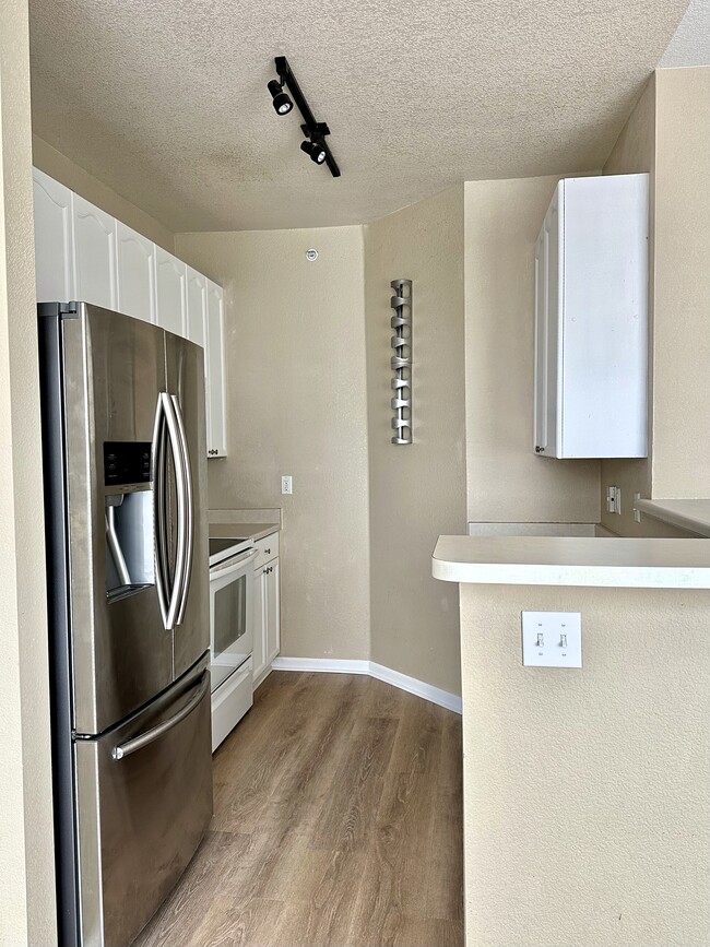 Kitchen. - 8412 S Holland Ct