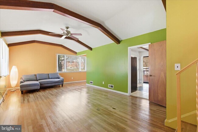 Foto del edificio - 2423 Harwood Rd