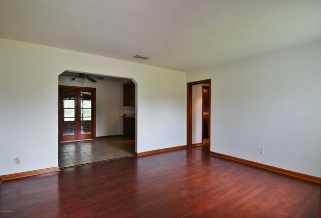 Building Photo - 2101 Maple Leaf Dr E