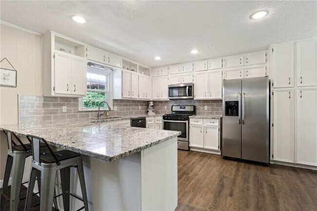 Foto del edificio - Beautifully Renovated 3-Bedroom, 2-Bath Ra...