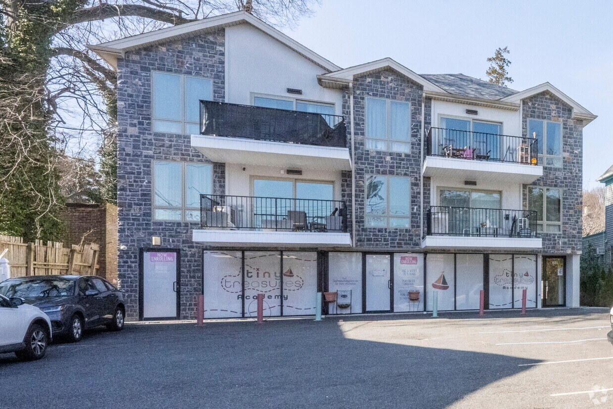Building Photo - 360 Van Duzer St