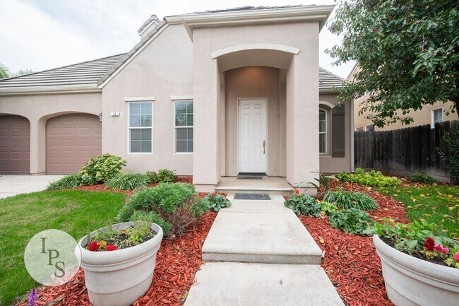 Foto del edificio - North Clovis Home, 3BR/2BA, Built 2005 - Lots of Amenities!