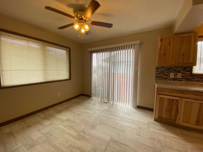Building Photo - Charming 2 Bedroom with Attached Garage!