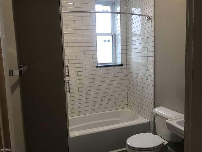 Building Photo - 2 br, 1 bath Apartment - Melroys Apartment