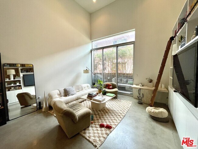 Foto del edificio - 1220 N Orange Grove Ave