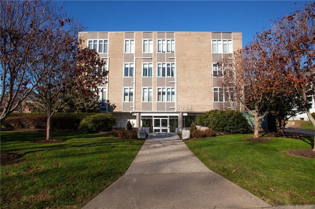 Primary Photo - 1028 Farmington Ave