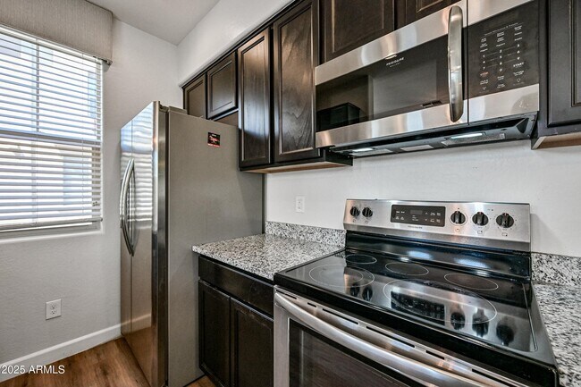Foto del edificio - 240 W Juniper Ave