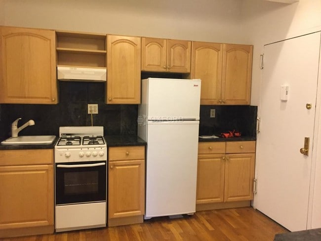 Building Photo - 82 W 105th St