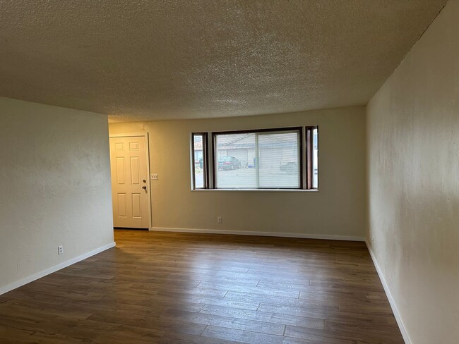 Foto del edificio - 2 bed 1 1/2 bath duplex in Springfield!