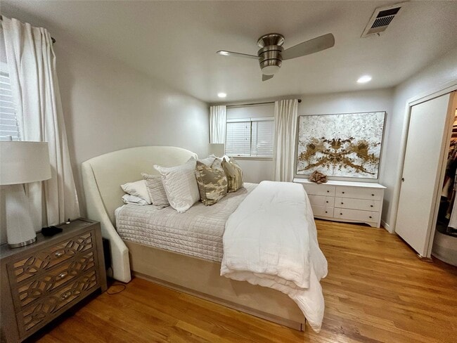 Building Photo - 9914 Larston St