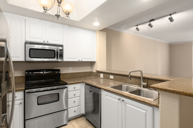 Building Photo - Beautiful Upgraded La Jolla Condo Now Avai...