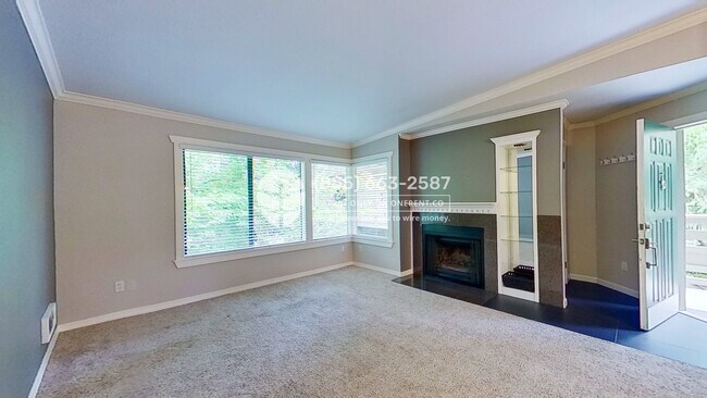 Building Photo - 1326 Bellevue Way NE