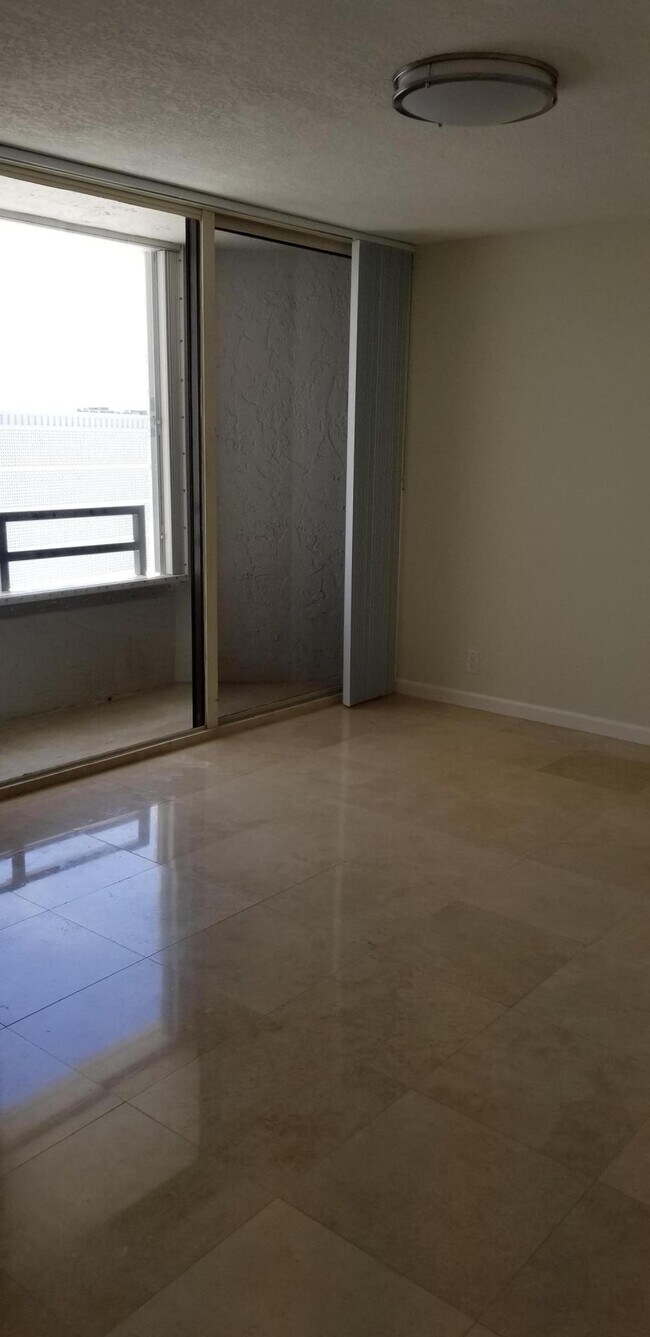 Foto del edificio - 3560 S Ocean Blvd