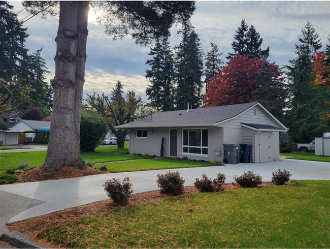 NEWLY REMODELED CORNER LOT IN RENTON - NEWLY REMODELED CORNER LOT IN RENTON House