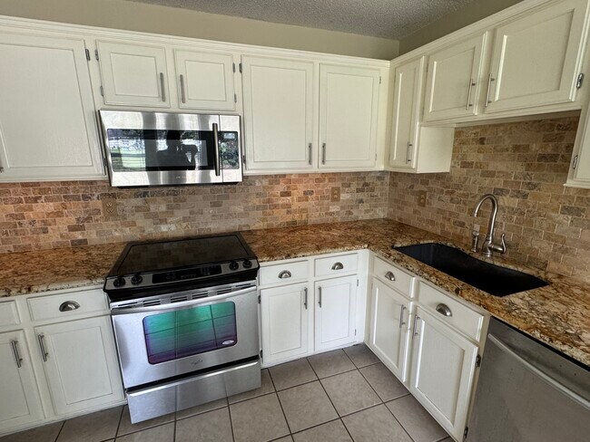 Building Photo - 41060 Rene Dr