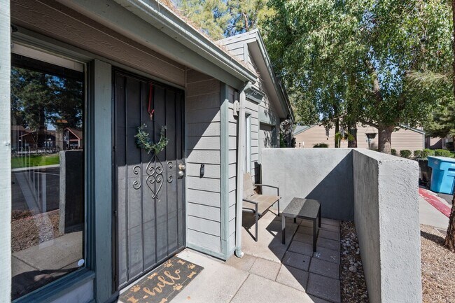 Building Photo - Spacious 3BR Townhouse in Glendale