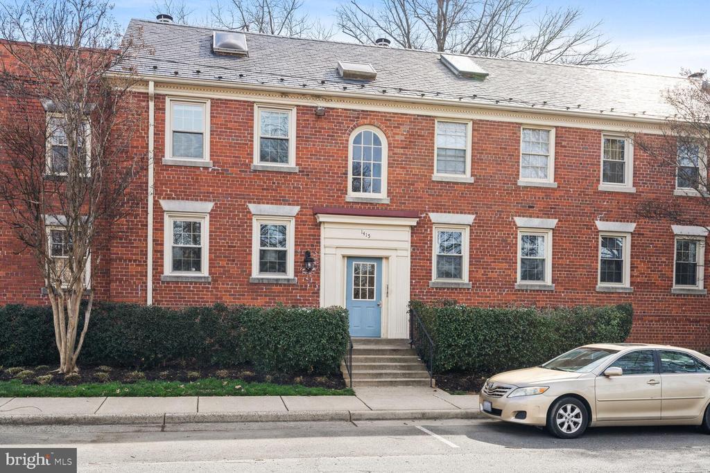Primary Photo - 1415 E Abingdon Dr