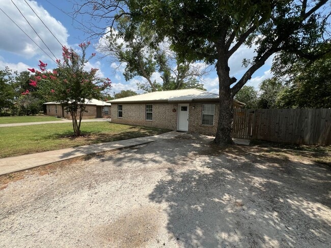 Building Photo - 304 Harcourt st Weatherford Tx, 76086