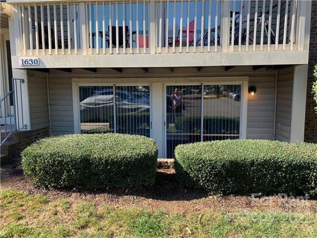 Building Photo - Renovated two bedroom, two bath unit locat...