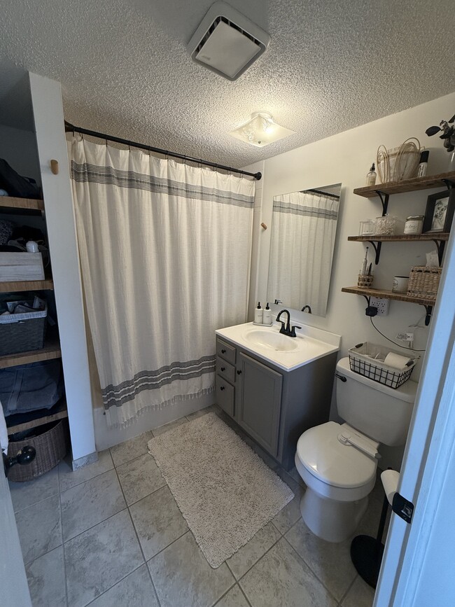 Bathroom in primary bedroom - 722 Summit St