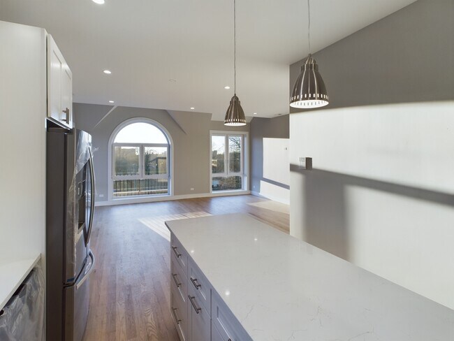 Building Photo - 3745 S Lake Park Ave