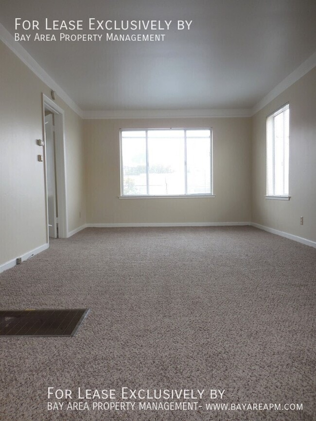 Building Photo - 449 Tamarack Ln