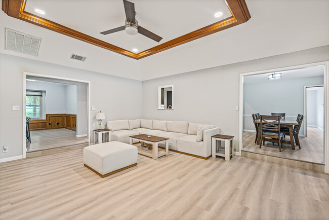 Foto del edificio - 2104 Mayfield Dr