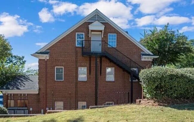 Building Photo - Spacious 2 Bedroom, 2 Bathroom Unit