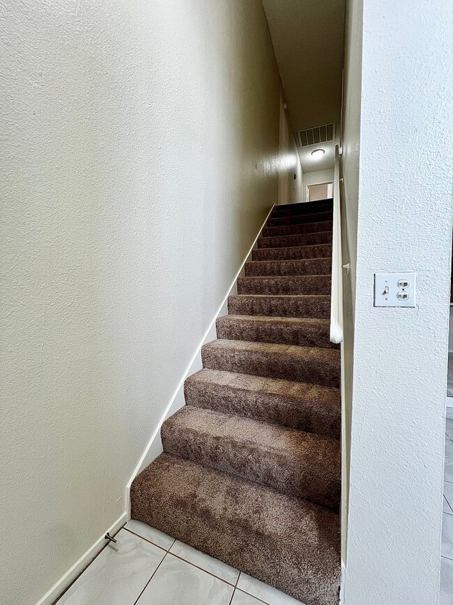 Building Photo - TWO BEDROOM TOWNHOME WITH VAULTED CEILING AND GRAND FRONT WINDOWS