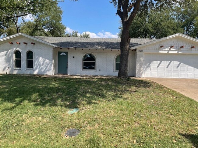 Foto del edificio - 220 Shady Lake Dr