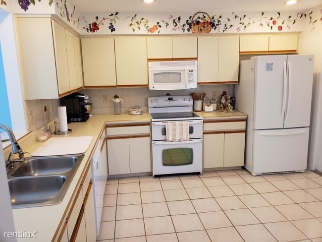 Building Photo - 3 br, 2 bath Condo - 14 Lake Forest Cir N