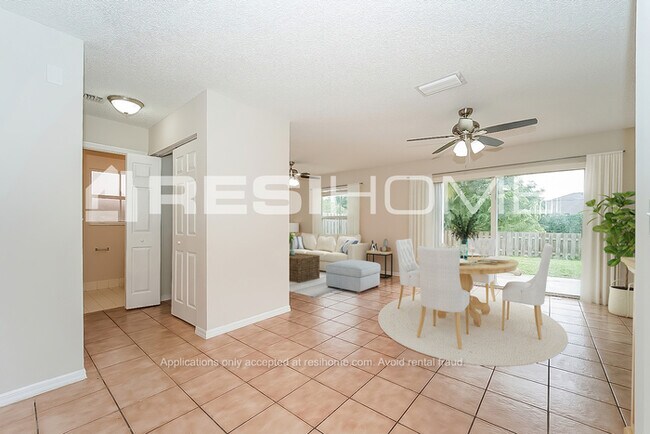 Building Photo - 3076 Sunset Ln