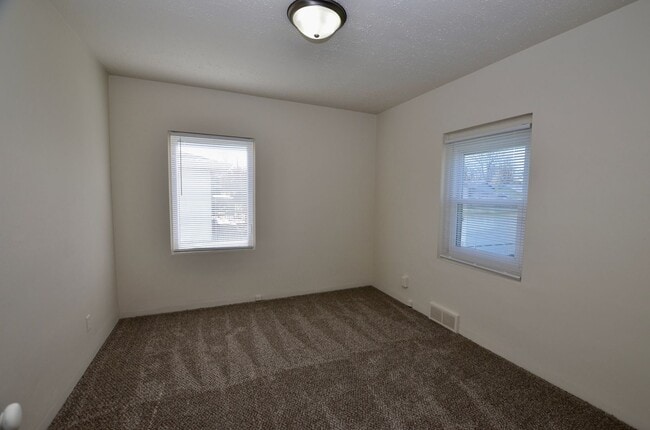 Building Photo - Cute DSM Ranch Home