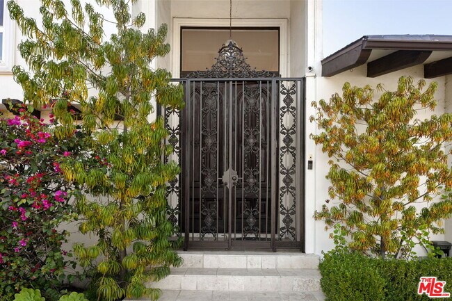 Building Photo - 16541 Park Ln Cir