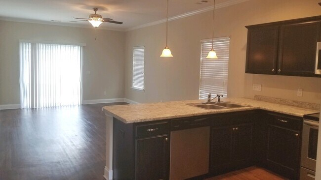 Building Photo - Spacious 3 Bedroom 2.5 Bath Townhome with ...
