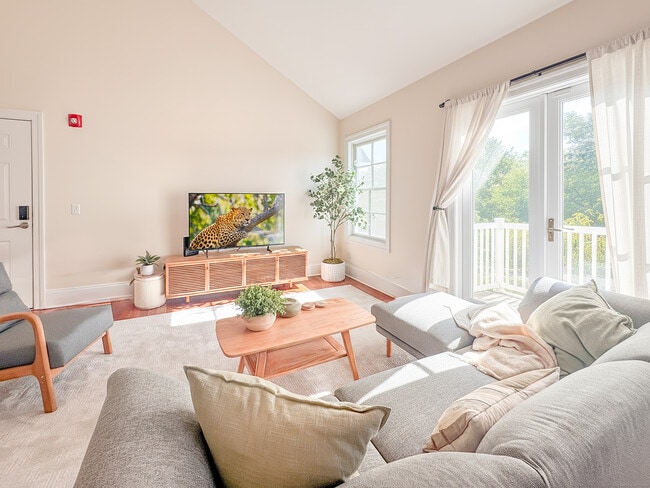 Building Photo - 130 Post Rd W