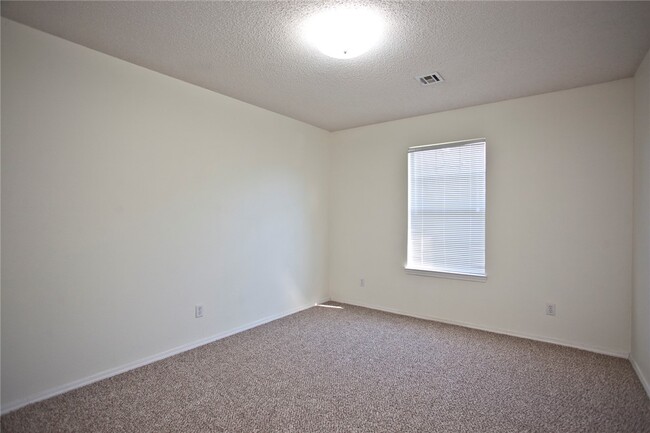 Building Photo - 58 Holly Dr