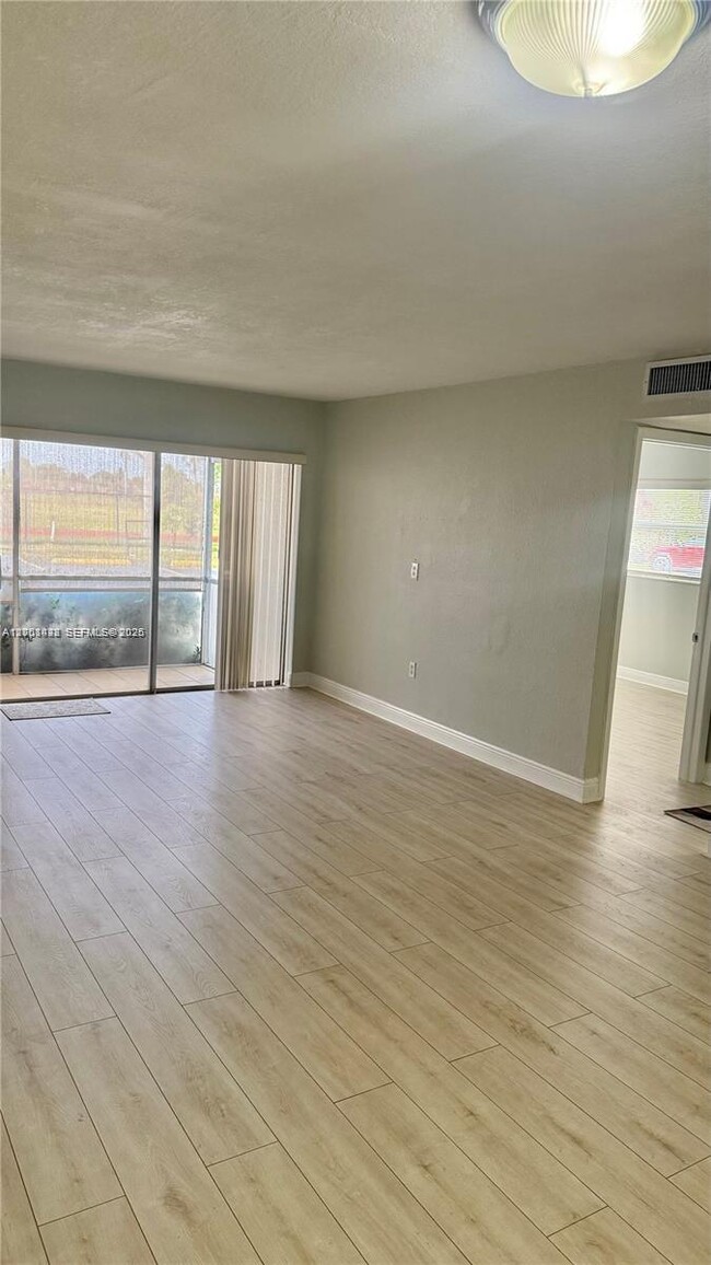 Foto del edificio - 8794 SW 12th St