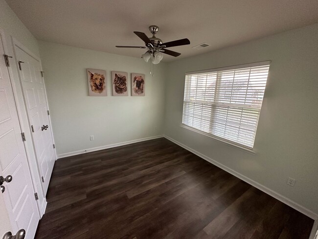 Building Photo - Move in Special  $500.00 off first and sec...