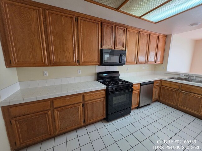 Building Photo - Ontario 3 Bedroom Condo