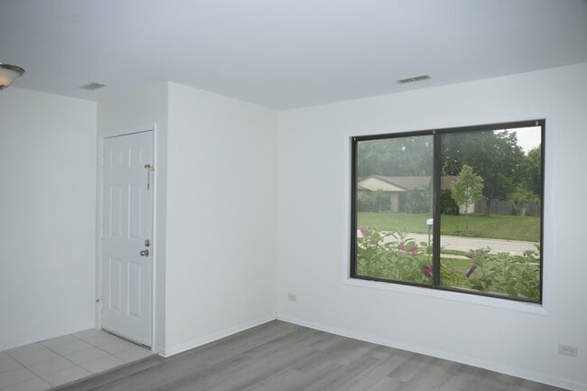 Building Photo - 1076 Crestwood Ln