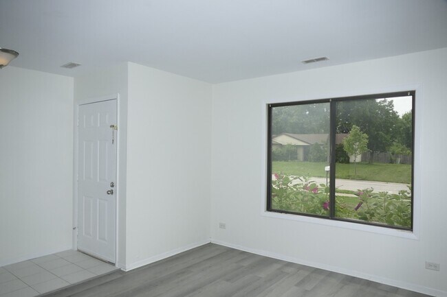 Foto del edificio - 1076 Crestwood Ln